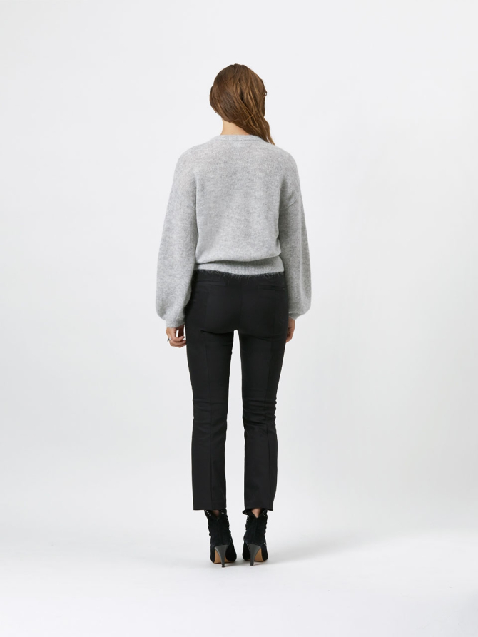 Stretch cropped flare