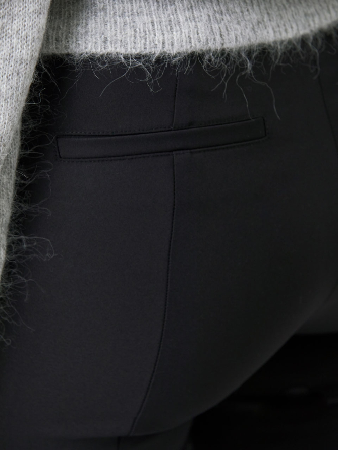 Stretch cropped flare