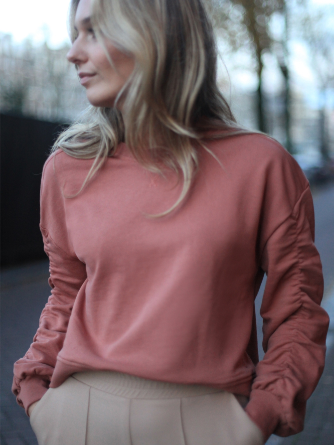 Gathered sleeves sweater 