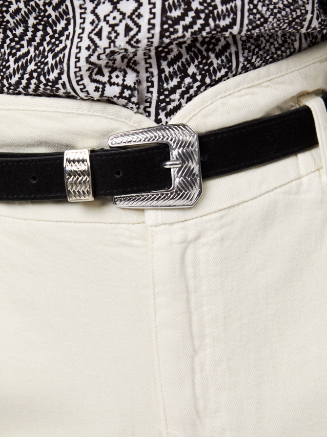 Detailed buckle belt
